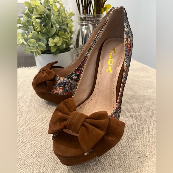 Cute Alba pattern Heels with peep toe and brown bow accent. size 6.5 - Picture 6 of 6